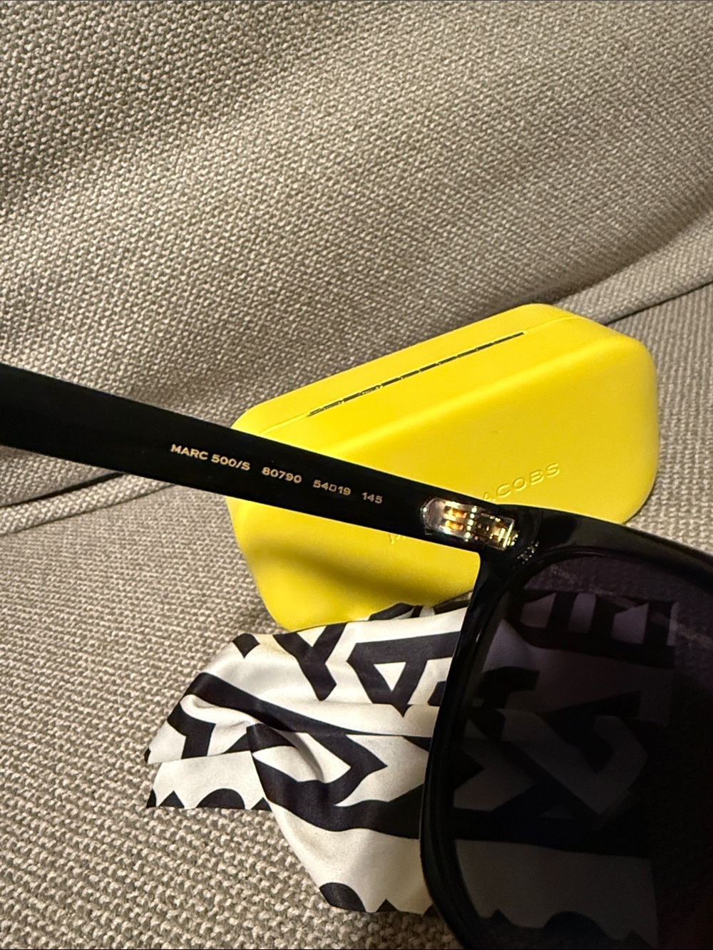 Marc Jacobs Black Cat-Eye Sunglasses with Dark Gradient Lenses case and cloth - Picture 6 of 6